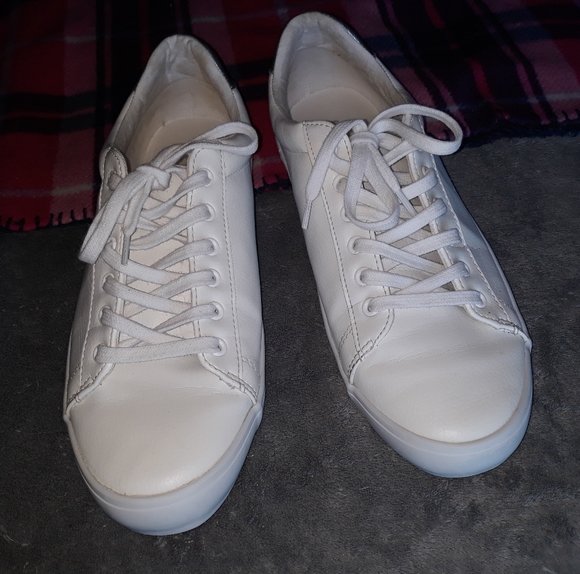 simple white tennis shoes